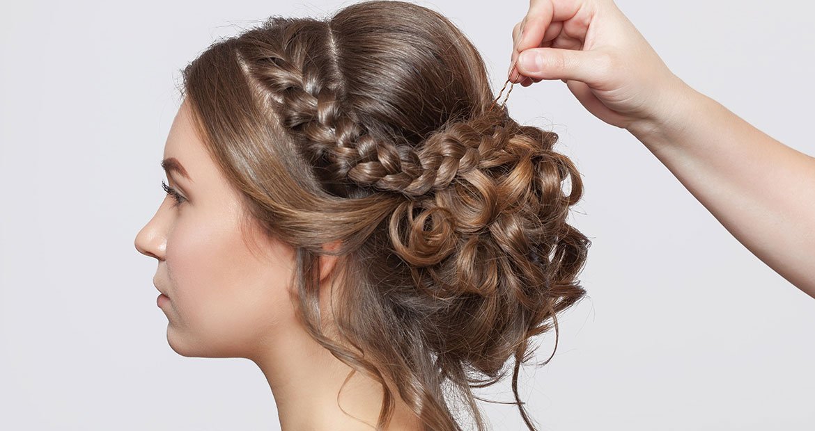 Modelo Com Coque E Cabelo Trancado